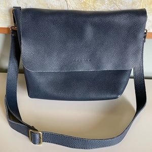 Calma crossbody navy leather purse. Handmade in Spain.